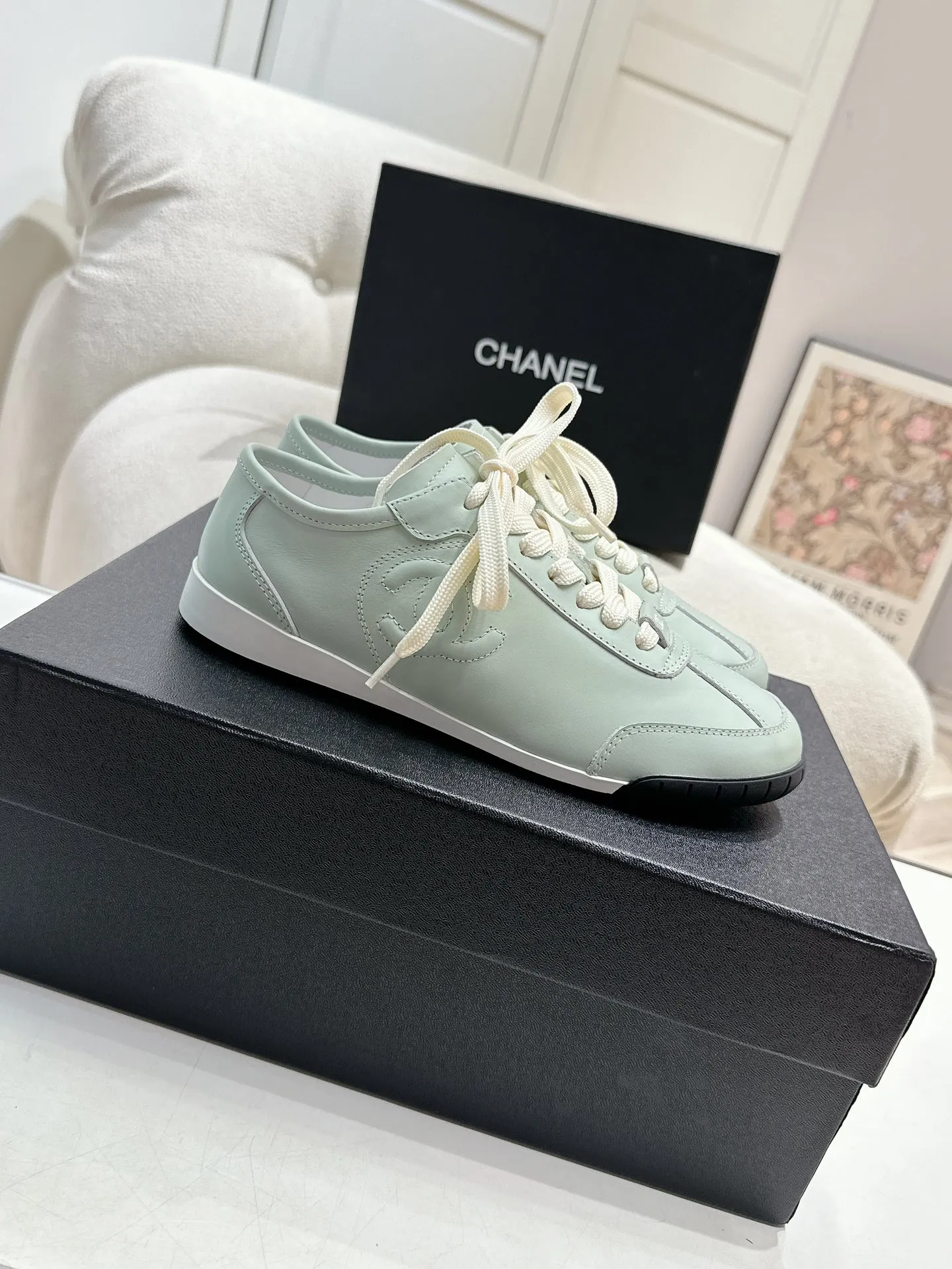👟👟Ex-factory price 560👟👟 Chanel Grandma 2024 counter top casual sports shoes This classic design; the upper is electro-embroidered with a variety of techniques; the outsole is fashionable and sporty; it is unusual to incorporate a variety of color matching elements... The diversified mix and match is very good-looking and versatile, casual, fashionable, sports and outdoor can be taken into account... ꫛꫀꪝ Go➫ Material: ❶Upper is made of: Original imported high silk cow suede + small fragrance fabric ❷Inner lining: original imported breathable sheepskin lining ❸Outsole based on: original TPU combination outsole Special counter boutique packaging complete set for women 35–41